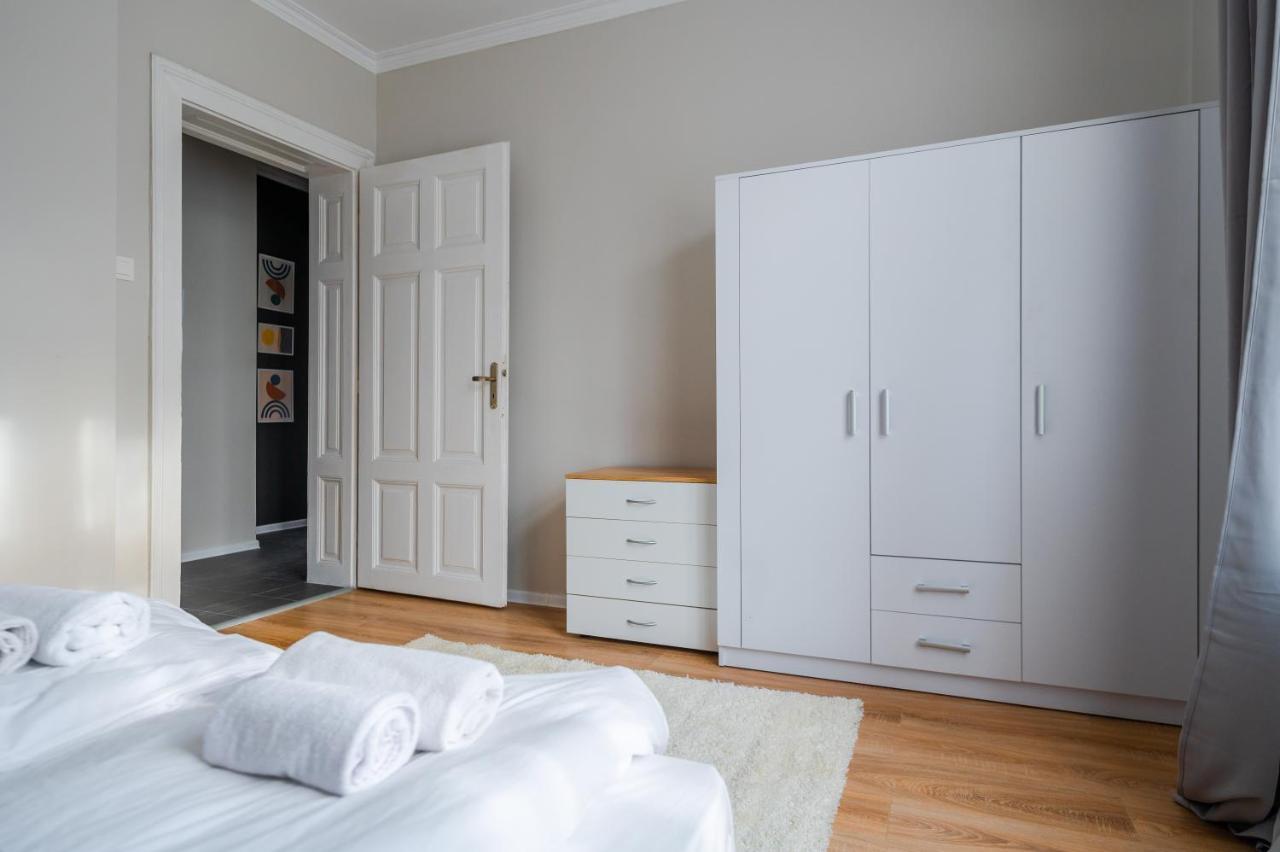 Boutique 2-Bedroom Apartment In โซเฟีย ภายนอก รูปภาพ